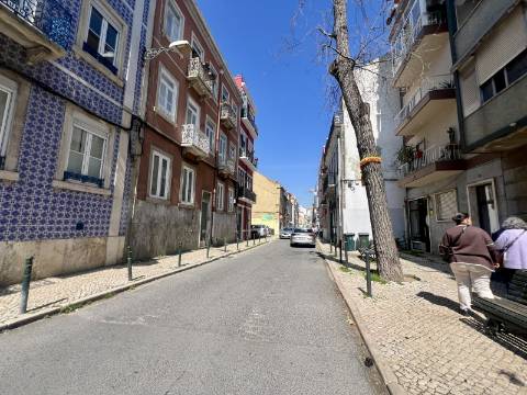 Elegante apartamento T2 totalmente renovado com elevador e varanda, na Graça em Lisboa