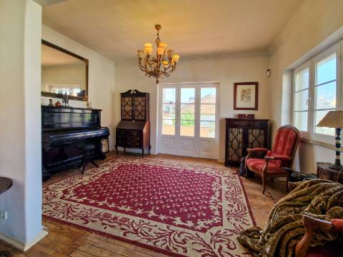 Moradia V6+1 para reabilitação em Algueirão