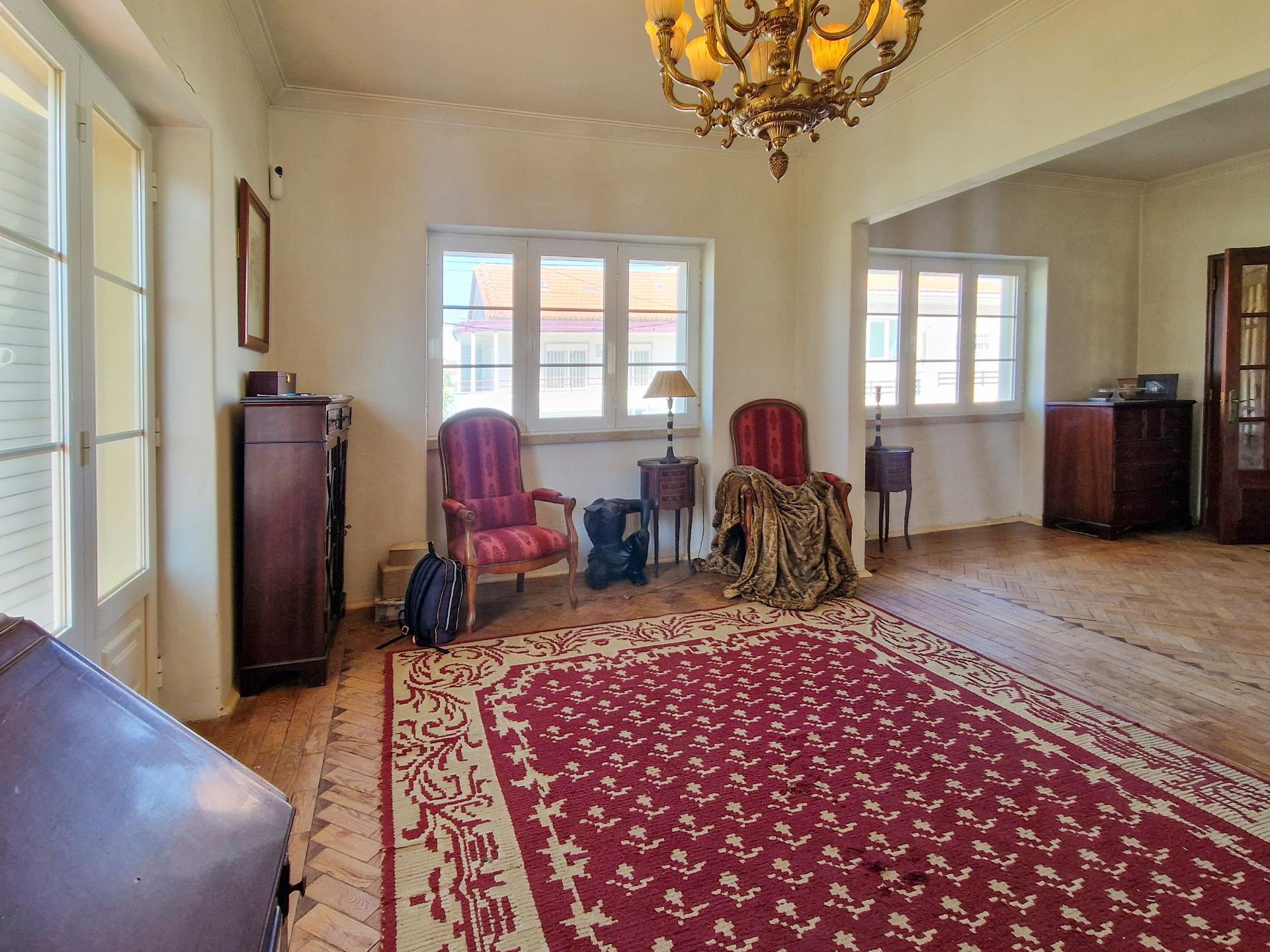 Moradia V6+1 para reabilitação em Algueirão