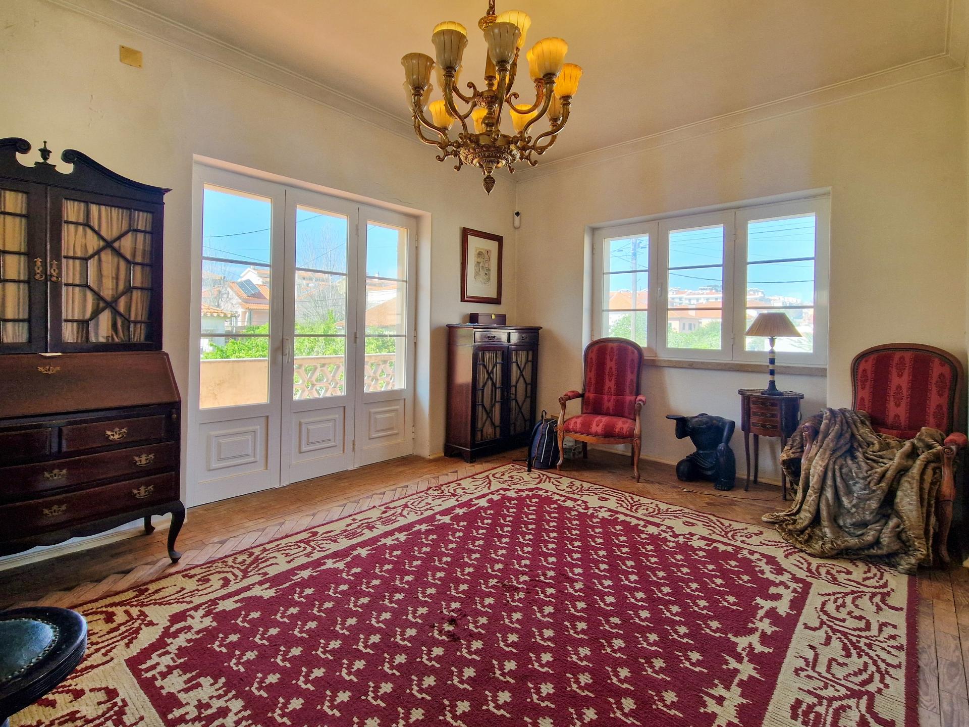 Moradia V6+1 para reabilitação em Algueirão