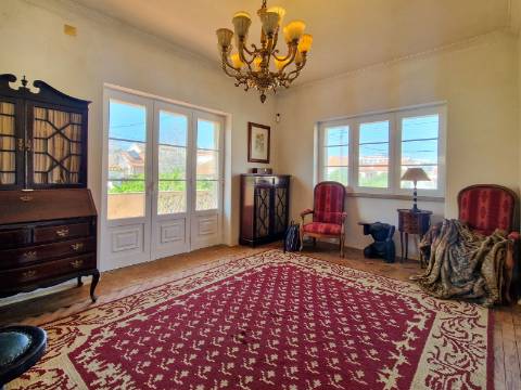 Moradia V6+1 para reabilitação em Algueirão