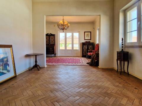 Moradia V6+1 para reabilitação em Algueirão