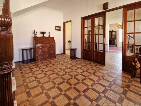 Moradia V6+1 para reabilitação em Algueirão