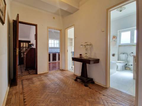 Moradia V6+1 para reabilitação em Algueirão