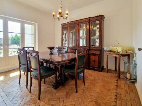 Moradia V6+1 para reabilitação em Algueirão