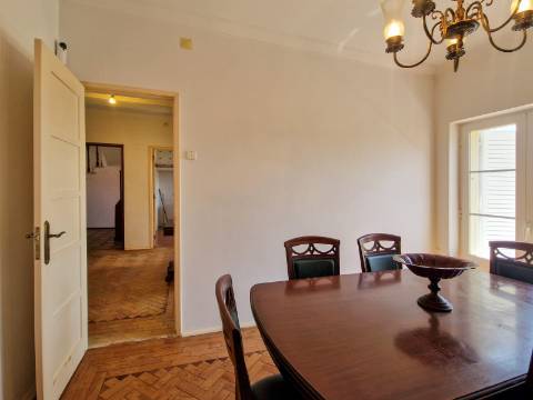 Moradia V6+1 para reabilitação em Algueirão