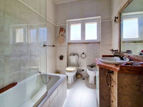 Moradia V6+1 para reabilitação em Algueirão