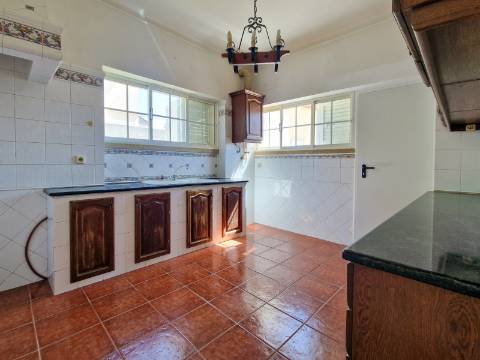 Moradia V6+1 para reabilitação em Algueirão