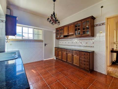 Moradia V6+1 para reabilitação em Algueirão