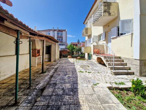 Moradia V6+1 para reabilitação em Algueirão