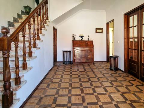 Moradia V6+1 para reabilitação em Algueirão