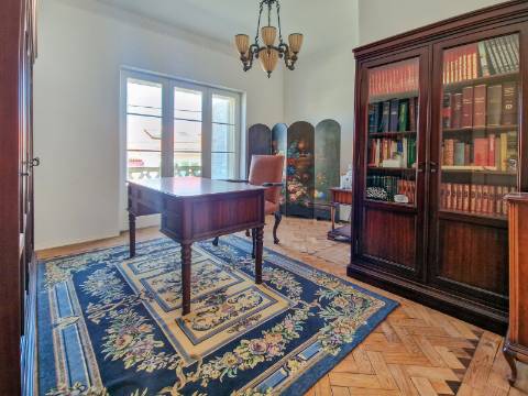 Moradia V6+1 para reabilitação em Algueirão