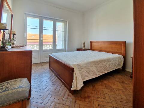 Moradia V6+1 para reabilitação em Algueirão