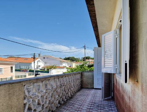 Moradia V6+1 para reabilitação em Algueirão