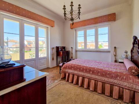 Moradia V6+1 para reabilitação em Algueirão