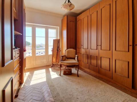 Moradia V6+1 para reabilitação em Algueirão