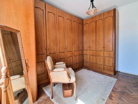 Moradia V6+1 para reabilitação em Algueirão