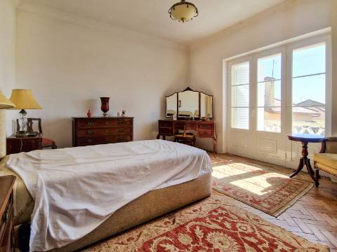 Moradia V6+1 para reabilitação em Algueirão