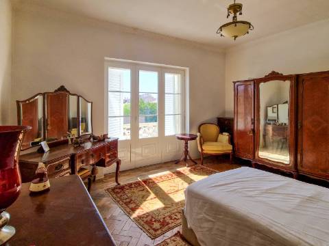 Moradia V6+1 para reabilitação em Algueirão