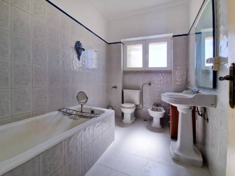 Moradia V6+1 para reabilitação em Algueirão