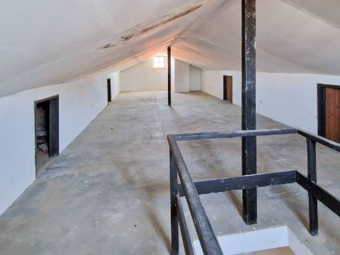 Moradia V6+1 para reabilitação em Algueirão