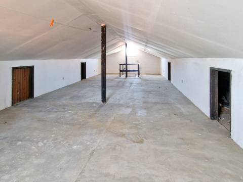 Moradia V6+1 para reabilitação em Algueirão