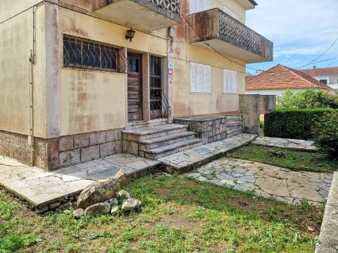 Moradia V6+1 para reabilitação em Algueirão