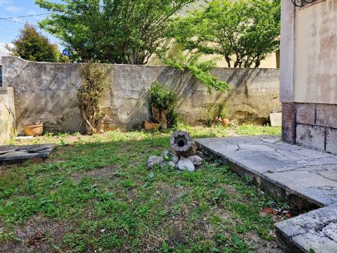 Moradia V6+1 para reabilitação em Algueirão