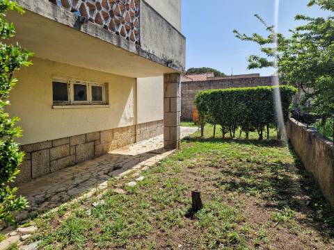 Moradia V6+1 para reabilitação em Algueirão