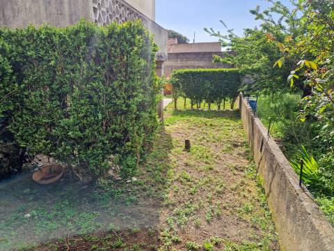 Moradia V6+1 para reabilitação em Algueirão