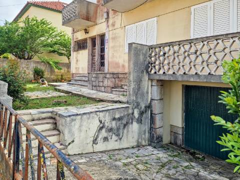 Moradia V6+1 para reabilitação em Algueirão