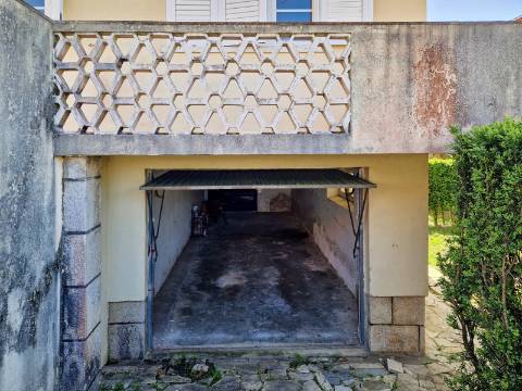 Moradia V6+1 para reabilitação em Algueirão