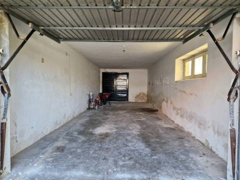 Moradia V6+1 para reabilitação em Algueirão