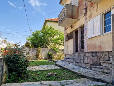 Moradia V6+1 para reabilitação em Algueirão