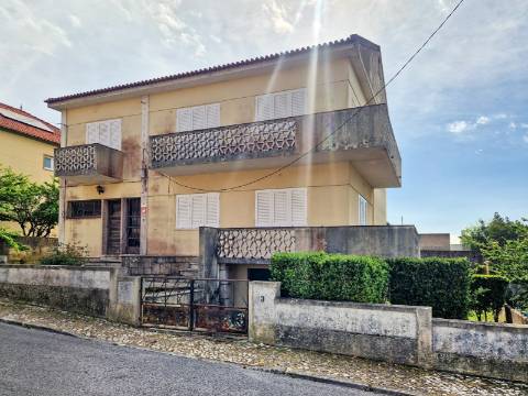 Moradia V6+1 para reabilitação em Algueirão