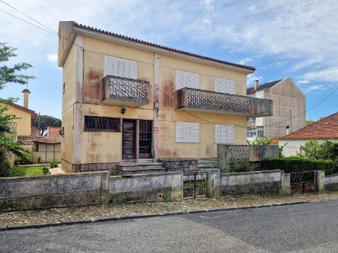 Moradia V6+1 para reabilitação em Algueirão