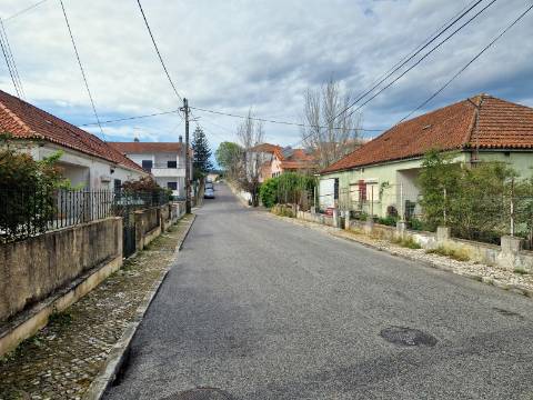 Moradia V6+1 para reabilitação em Algueirão