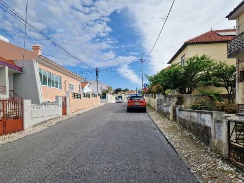 Moradia V6+1 para reabilitação em Algueirão