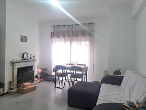 Bom apartamento T2 no Casal do Marco, Seixal