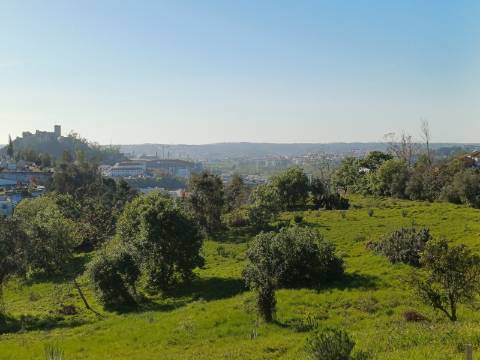 Terreno com 1.342 m² localizado no centro de Leiria, com uma vista privilegiada para o castelo
