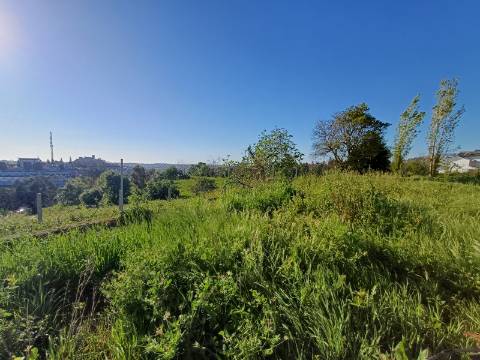Terreno com 1.342 m² localizado no centro de Leiria, com uma vista privilegiada para o castelo