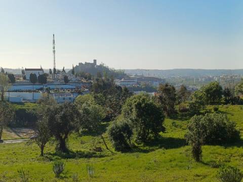 Terreno com 1.342 m² localizado no centro de Leiria, com uma vista privilegiada para o castelo