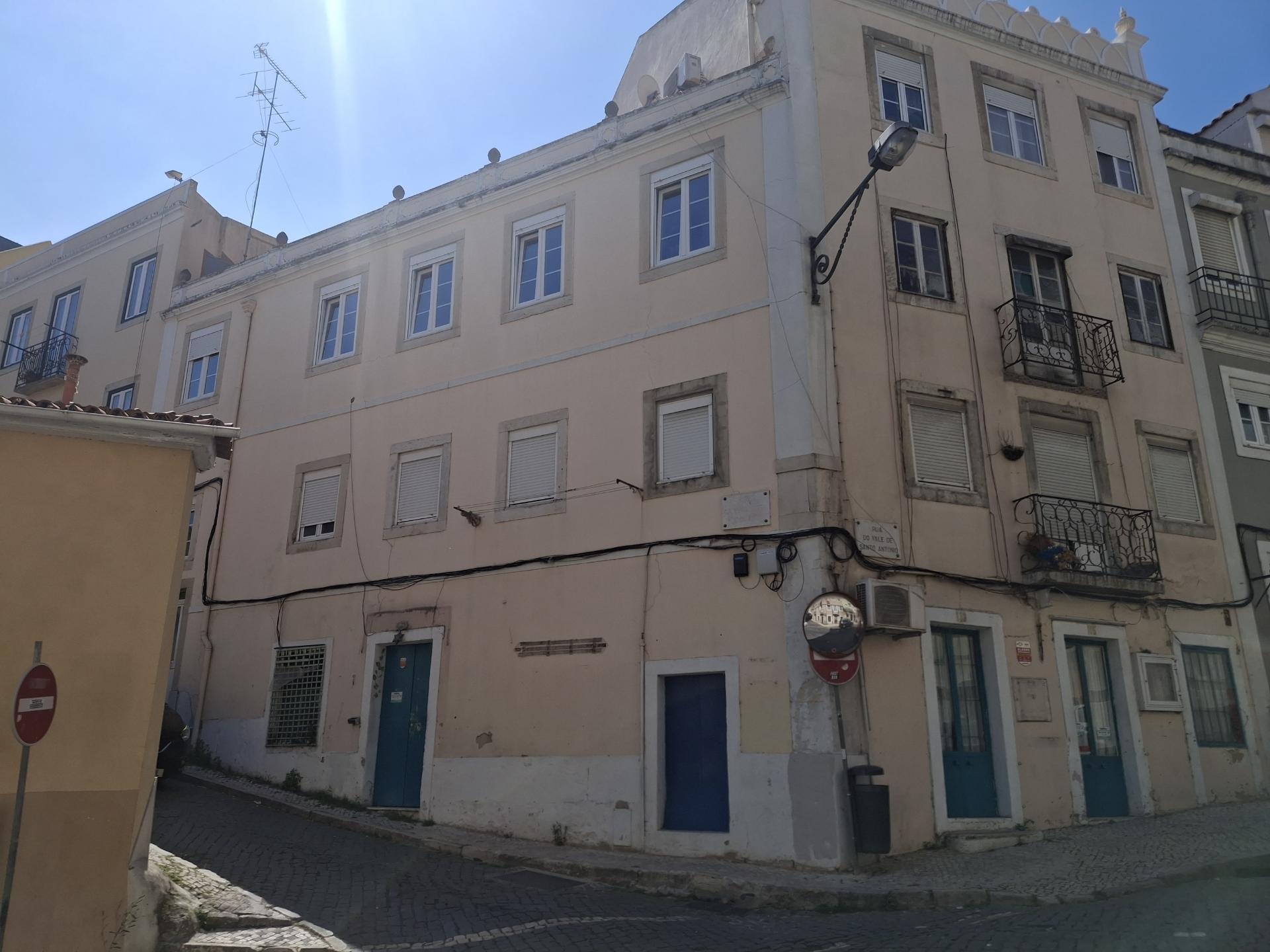 Apartamento com terraço para reabilitação - São Vicente