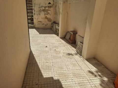 Apartamento com terraço para reabilitação - São Vicente