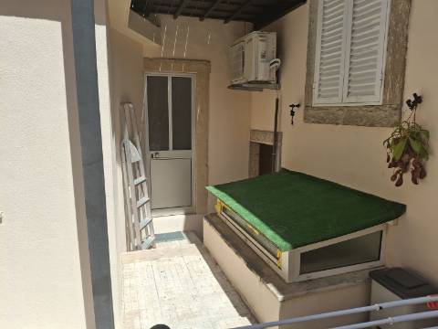 Apartamento com terraço para reabilitação - São Vicente