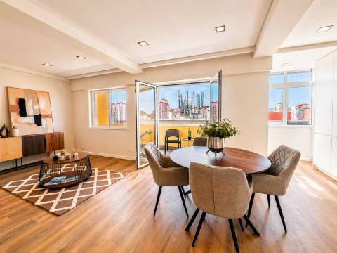 Apartamento T3 com varanda em reabilitação - Benfica