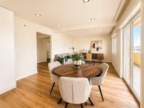 Apartamento T3 com varanda em reabilitação - Benfica