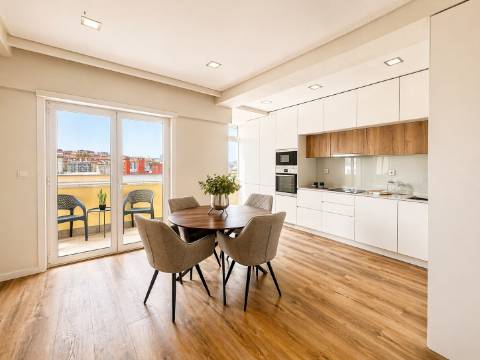 Apartamento T3 com varanda em reabilitação - Benfica