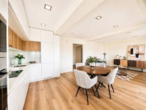 Apartamento T3 com varanda em reabilitação - Benfica