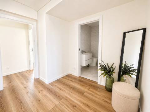 Apartamento T3 com varanda em reabilitação - Benfica